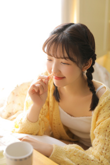 两女一杯